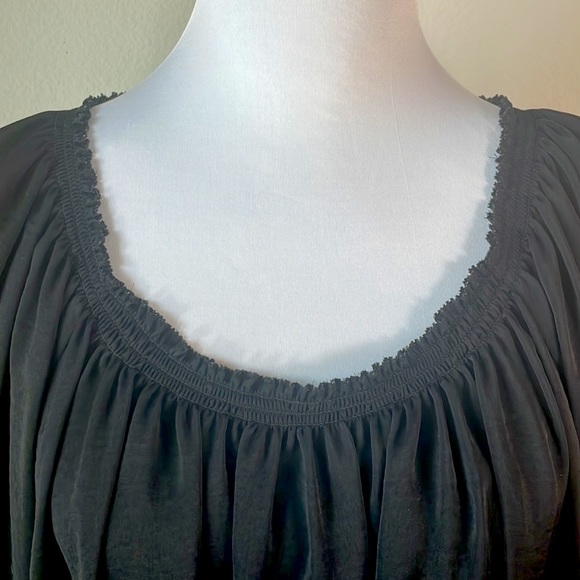 🌸Daisy Fuentes Black Hi-Lo Top Blouse w/Smock Neck and lace hem Size 1X EUC - Picture 4 of 6